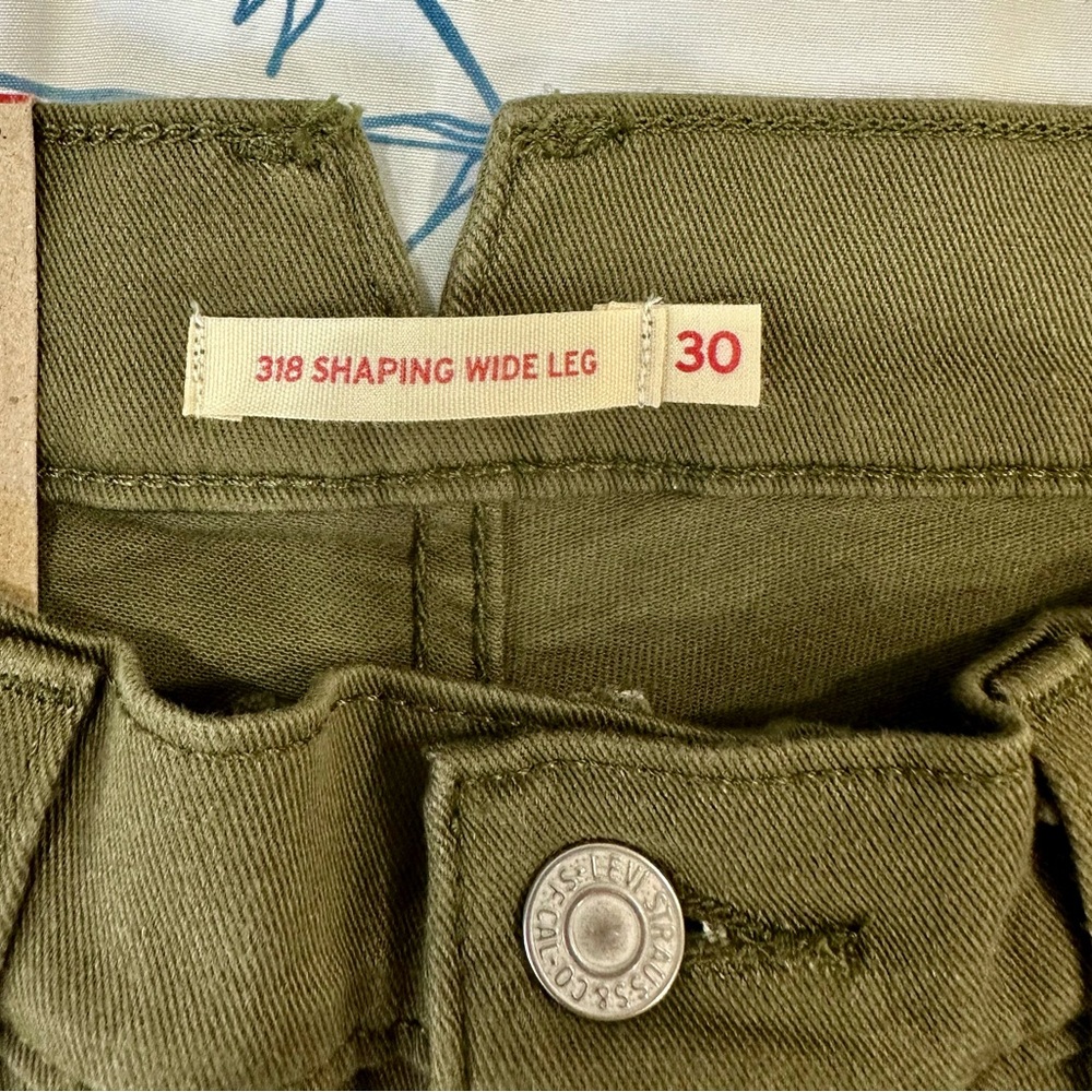 NWT Levis 318 Olive Green Shaping Wide-Leg Pants sz 30 - Picture 2 of 8